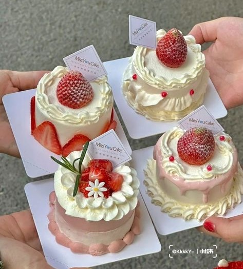 mini strawberry cakes